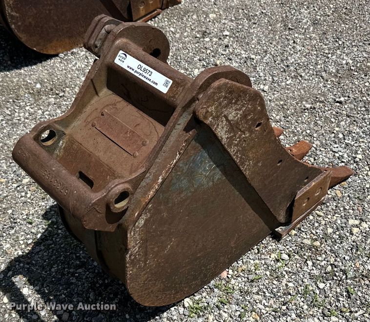 image for item OL9573 Bobcat excavator bucket