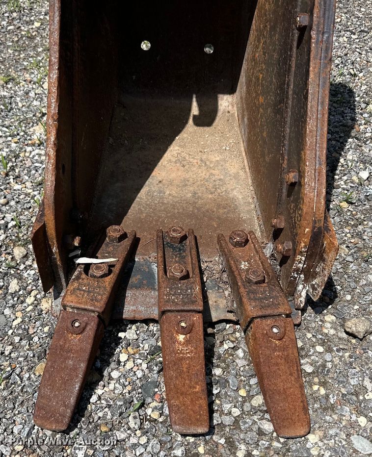 image for item OL9573 Bobcat excavator bucket