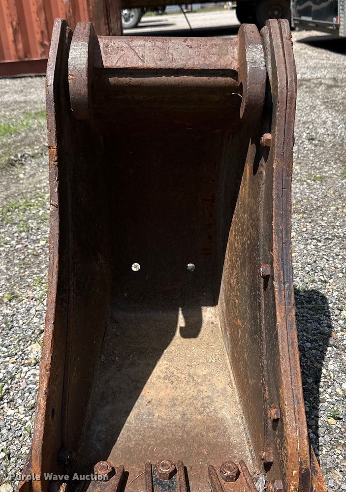 image for item OL9573 Bobcat excavator bucket