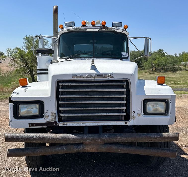 image for item DG4389 1993 Mack RD690S semi truck