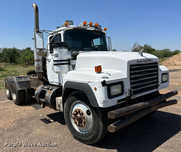 image for item DG4389 1993 Mack RD690S semi truck