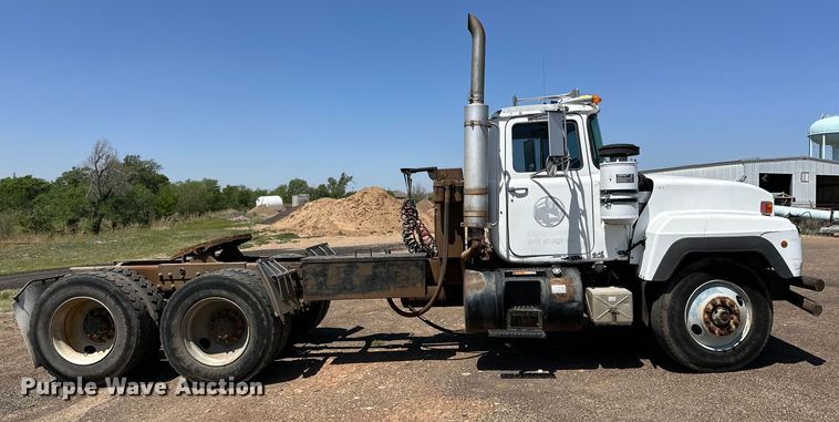 image for item DG4389 1993 Mack RD690S semi truck