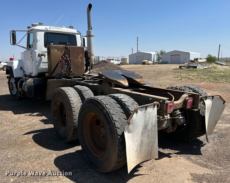 image for item DG4389 1993 Mack RD690S semi truck