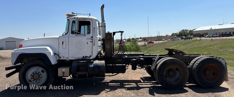 image for item DG4389 1993 Mack RD690S semi truck