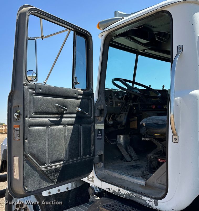 image for item DG4389 1993 Mack RD690S semi truck