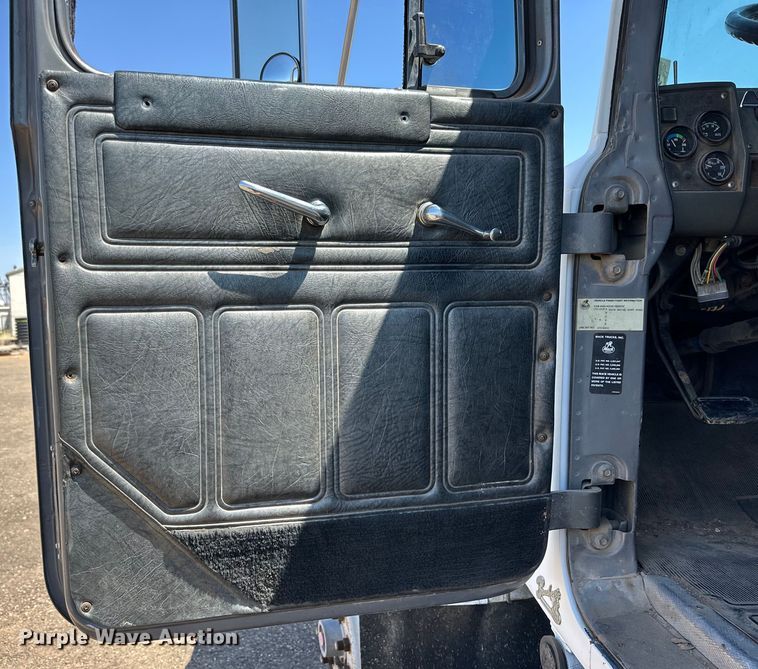 image for item DG4389 1993 Mack RD690S semi truck