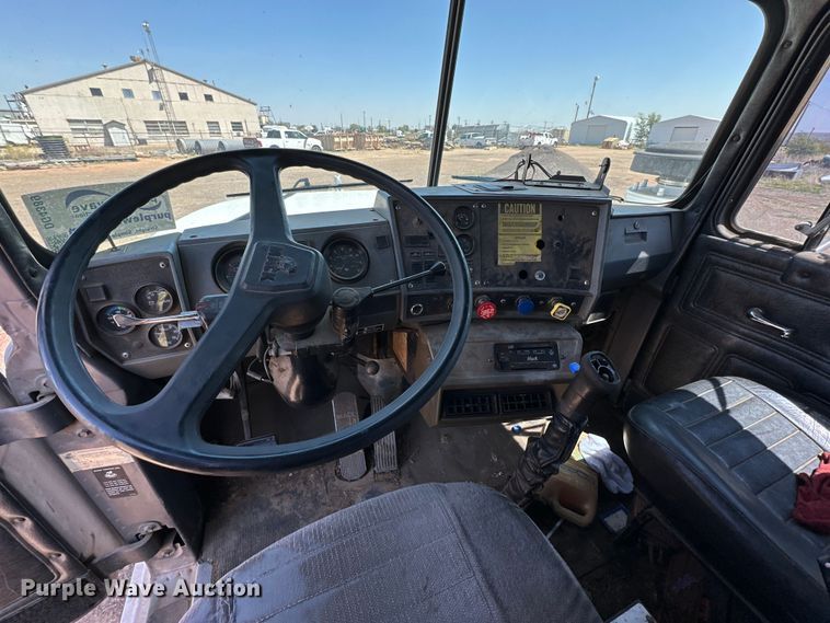 image for item DG4389 1993 Mack RD690S semi truck