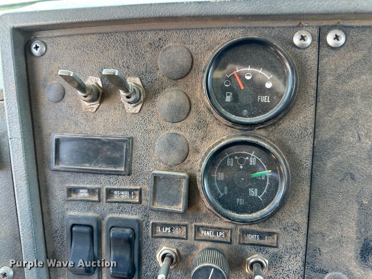 image for item DG4389 1993 Mack RD690S semi truck