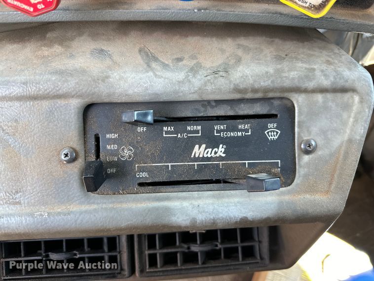 image for item DG4389 1993 Mack RD690S semi truck