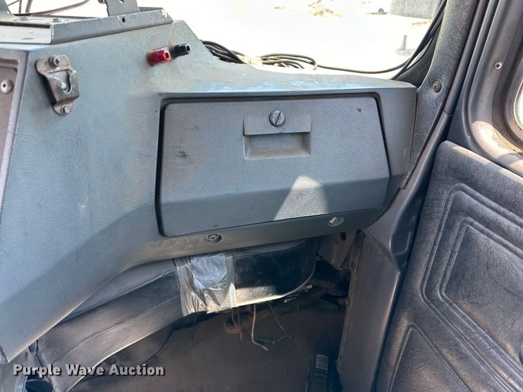 image for item DG4389 1993 Mack RD690S semi truck