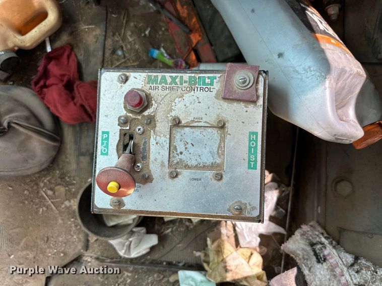 image for item DG4389 1993 Mack RD690S semi truck