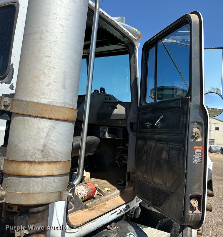 image for item DG4389 1993 Mack RD690S semi truck