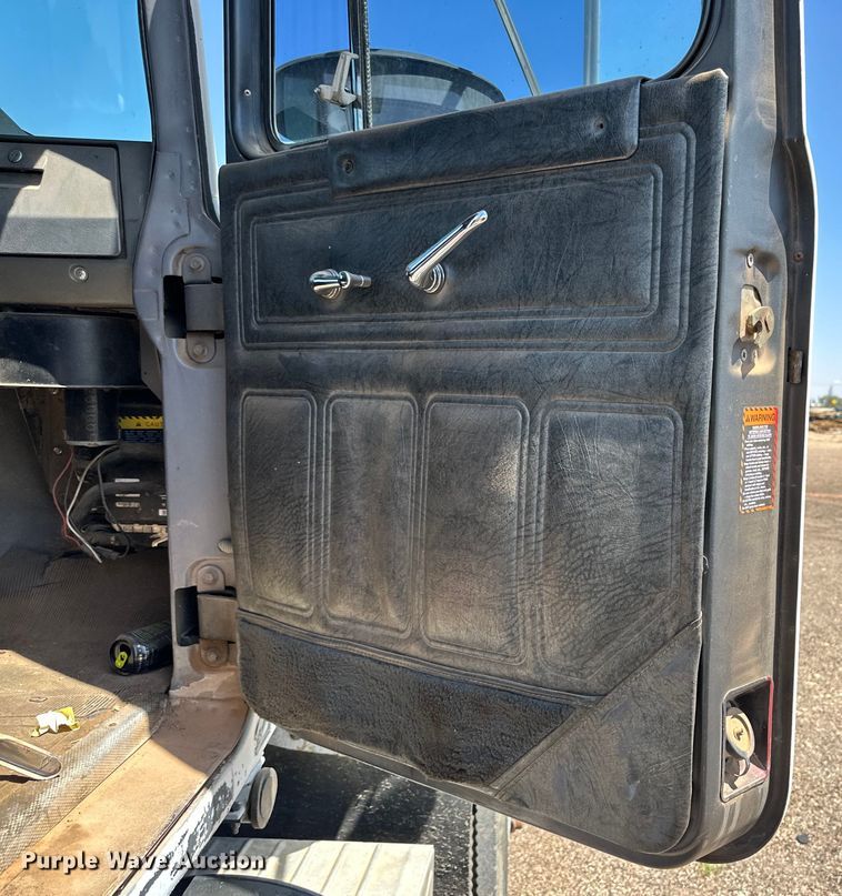 image for item DG4389 1993 Mack RD690S semi truck