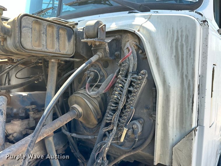 image for item DG4389 1993 Mack RD690S semi truck