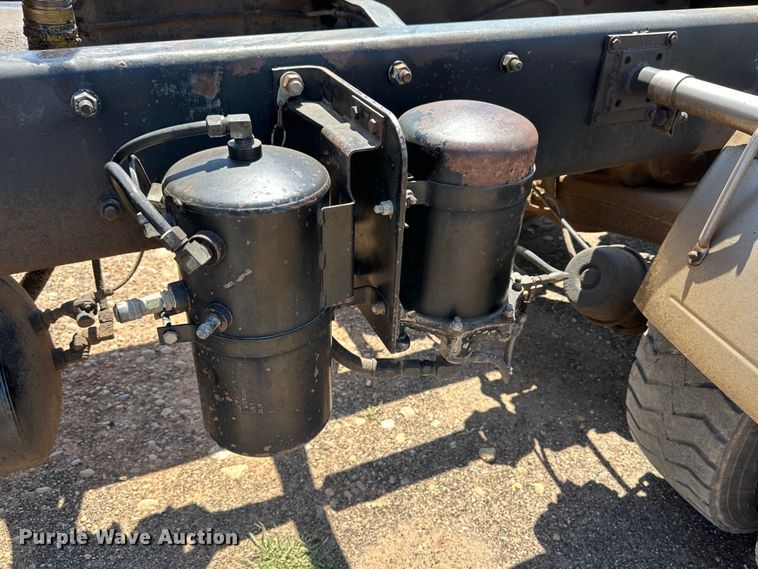 image for item DG4389 1993 Mack RD690S semi truck