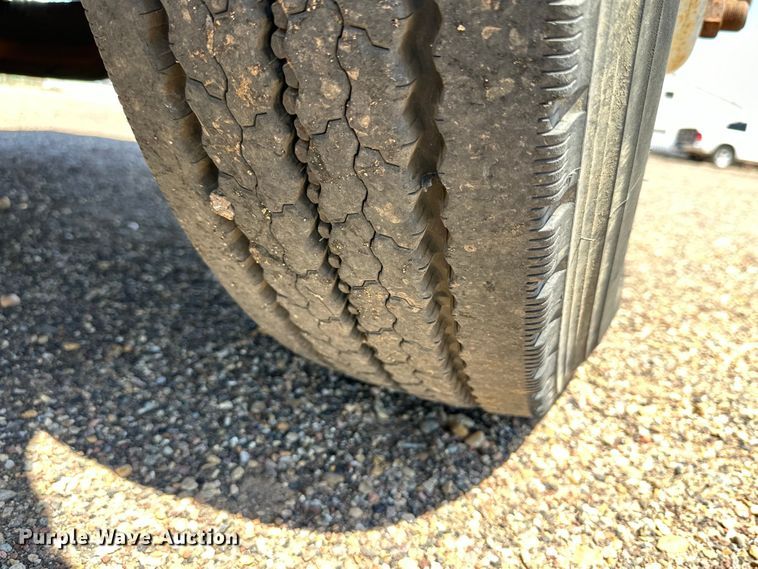 image for item DG4389 1993 Mack RD690S semi truck