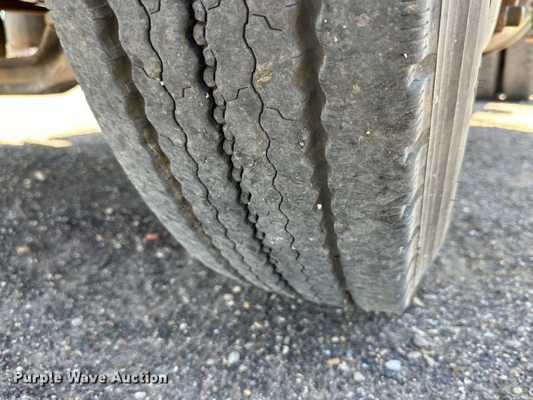 image for item DG4389 1993 Mack RD690S semi truck