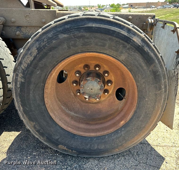 image for item DG4389 1993 Mack RD690S semi truck