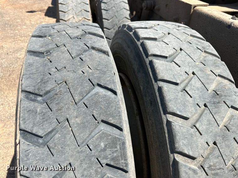 image for item DG4389 1993 Mack RD690S semi truck