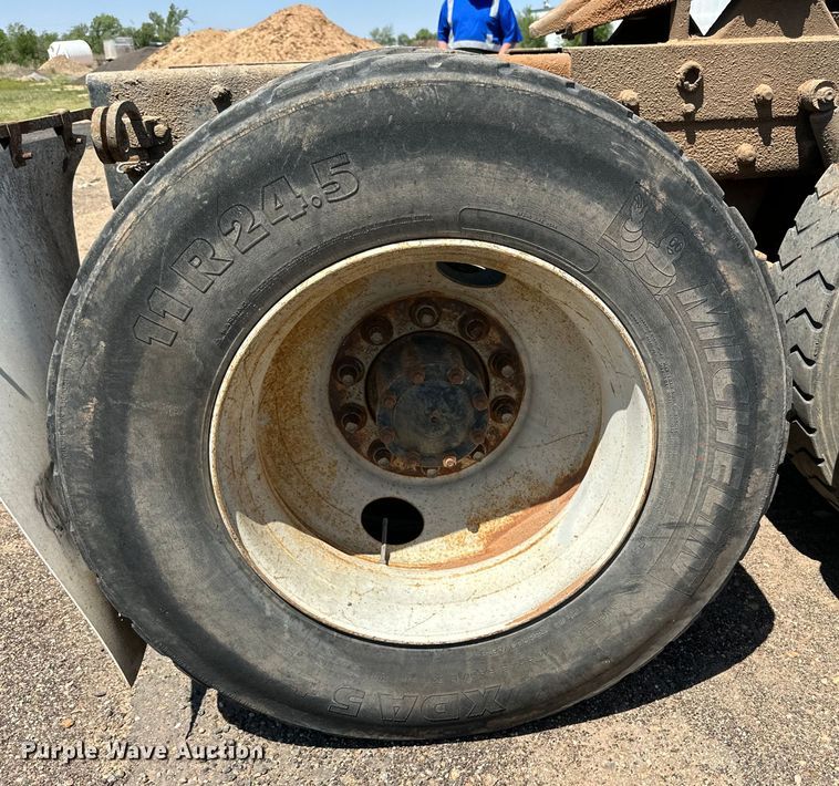 image for item DG4389 1993 Mack RD690S semi truck