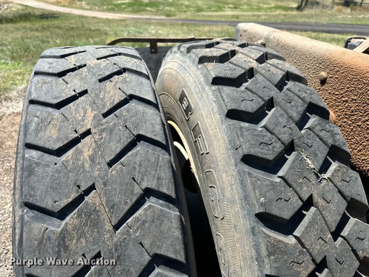 image for item DG4389 1993 Mack RD690S semi truck