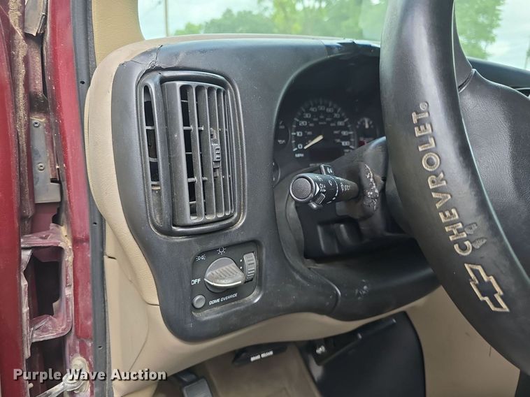 image for item DM1740 2002 Chevrolet Express 1500 van