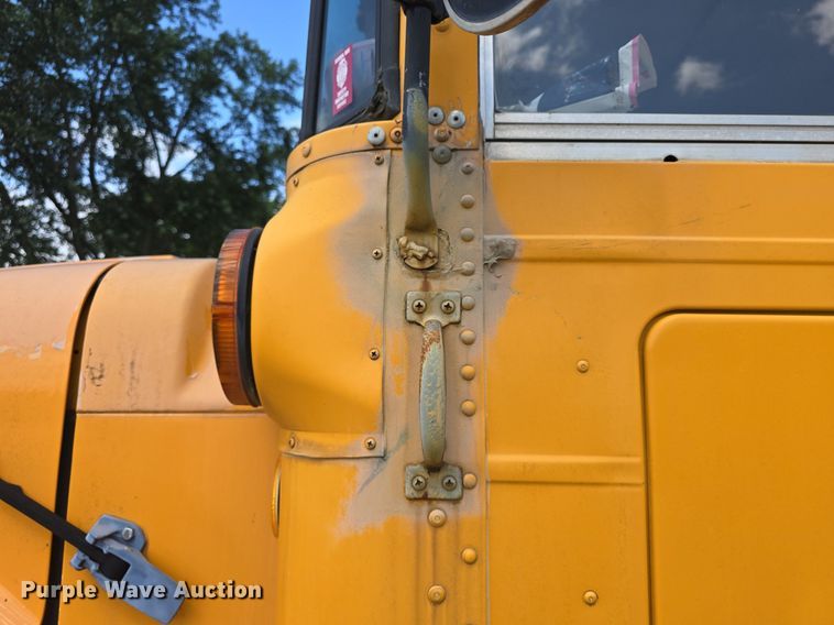 image for item DM1742 1999 International 3800 school bus