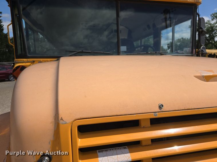image for item DM1742 1999 International 3800 school bus