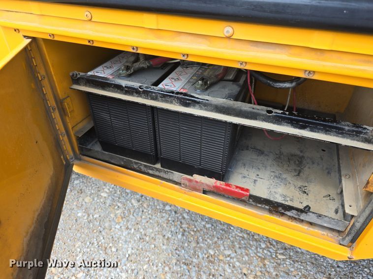 image for item DM1742 1999 International 3800 school bus