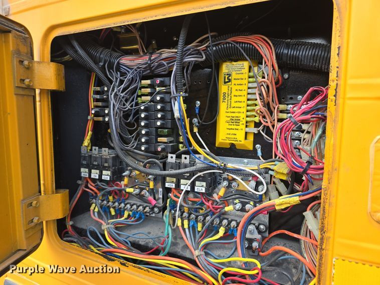 image for item DM1742 1999 International 3800 school bus