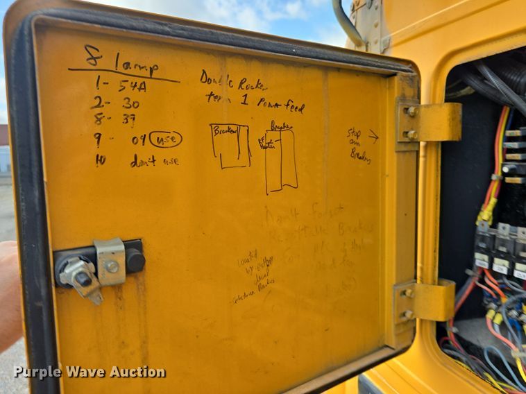 image for item DM1742 1999 International 3800 school bus