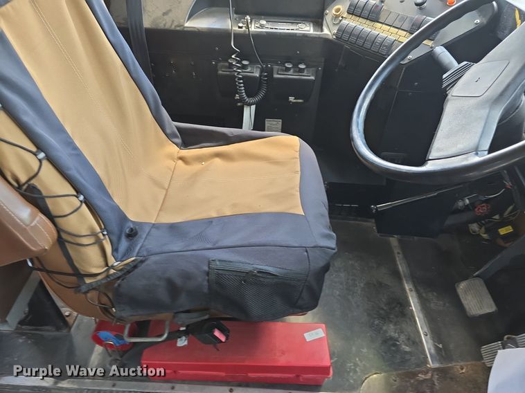 image for item DM1742 1999 International 3800 school bus