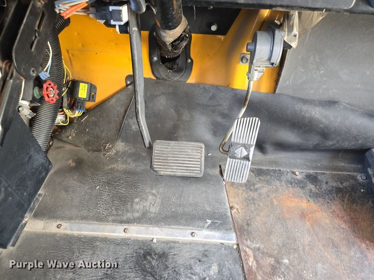 image for item DM1742 1999 International 3800 school bus