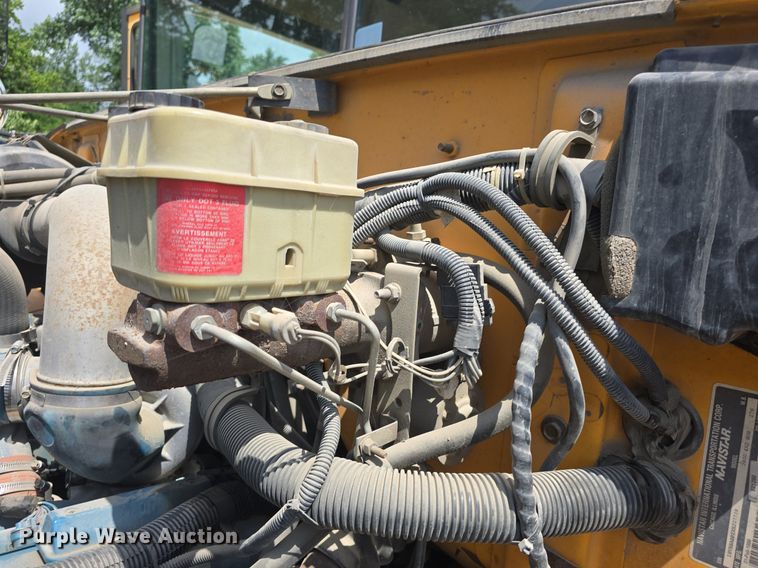 image for item DM1742 1999 International 3800 school bus