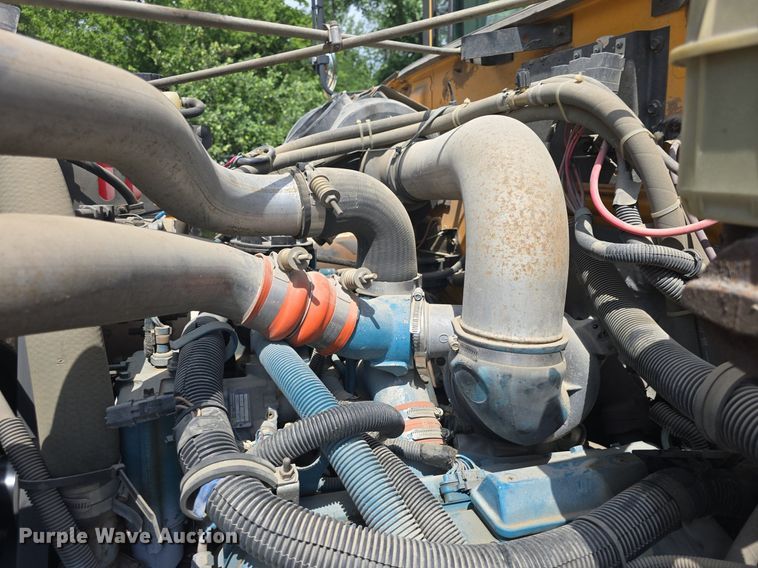 image for item DM1742 1999 International 3800 school bus