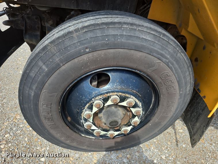 image for item DM1742 1999 International 3800 school bus