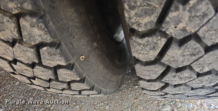 image for item DM1742 1999 International 3800 school bus