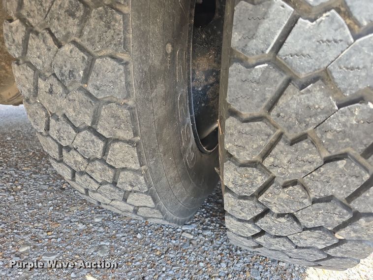 image for item DM1742 1999 International 3800 school bus