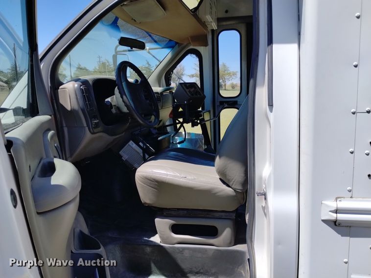 image for item DQ6122 2000 Chevrolet  school bus