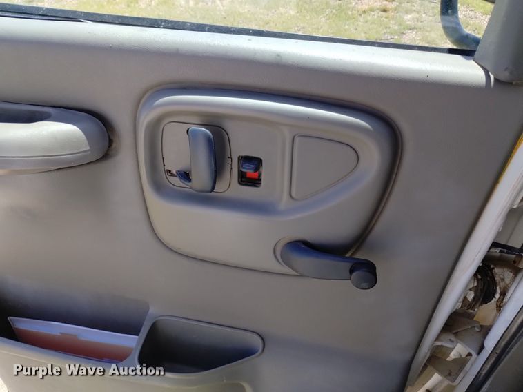 image for item DQ6122 2000 Chevrolet  school bus