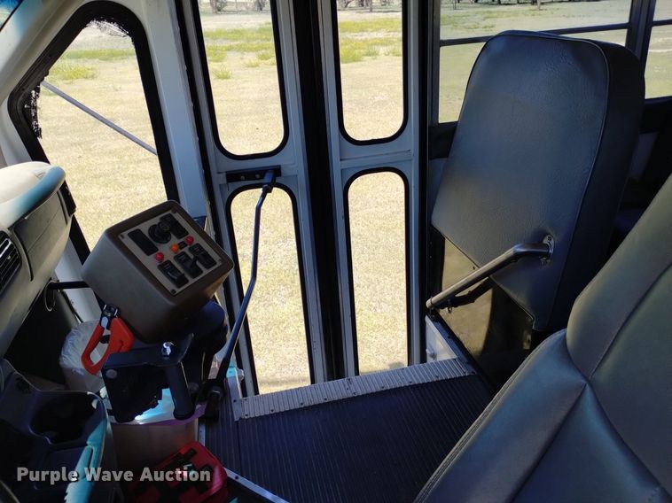 image for item DQ6122 2000 Chevrolet  school bus