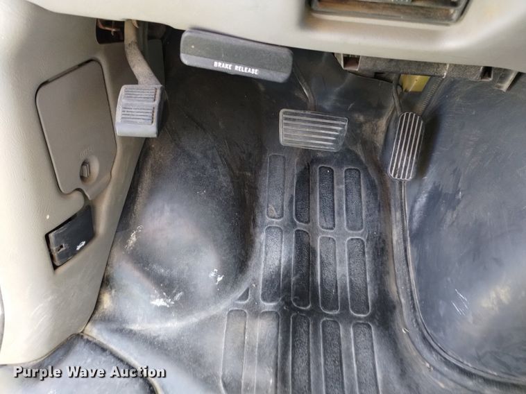 image for item DQ6122 2000 Chevrolet  school bus