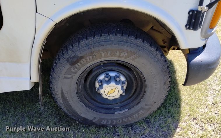 image for item DQ6122 2000 Chevrolet  school bus