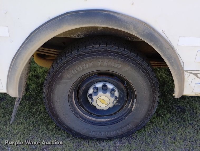 image for item DQ6122 2000 Chevrolet  school bus