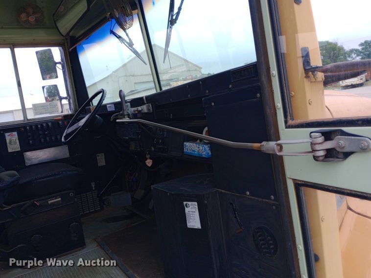 image for item DQ7123 1997 International 3800 school bus