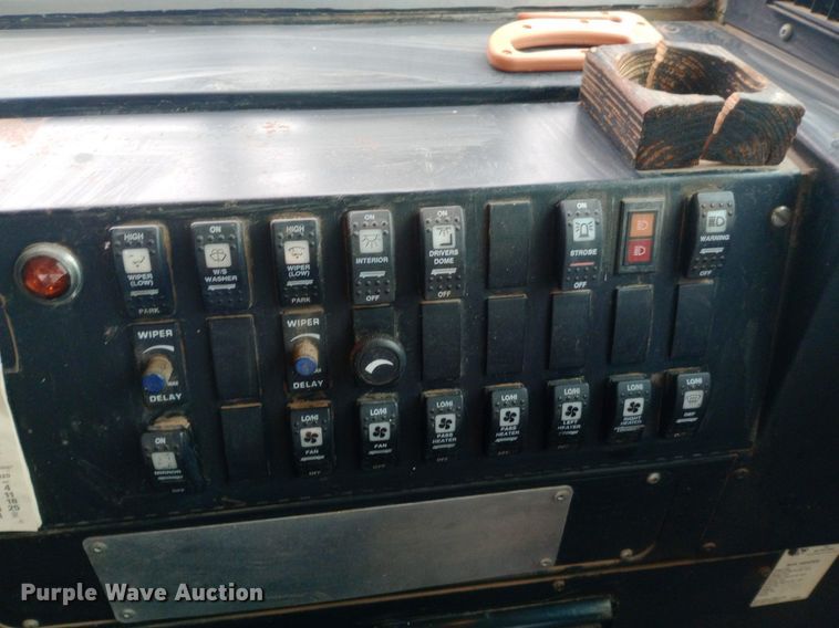 image for item DQ7123 1997 International 3800 school bus