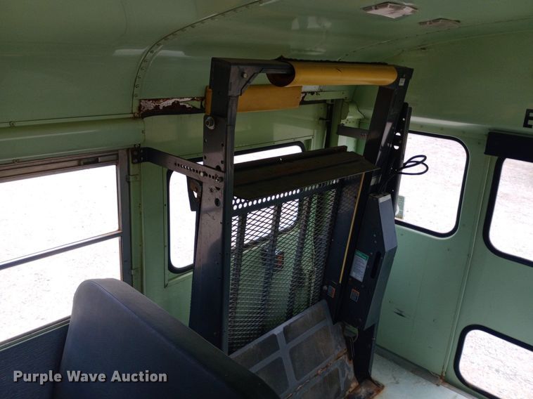 image for item DQ7123 1997 International 3800 school bus