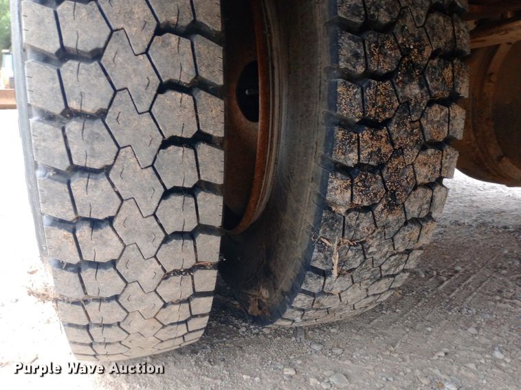 image for item DQ7123 1997 International 3800 school bus