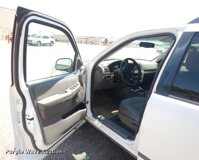 image for item DQ7153 2005 Ford  Explorer SUV
