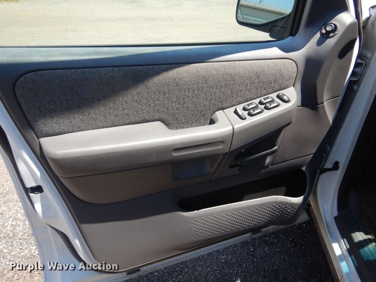 image for item DQ7153 2005 Ford  Explorer SUV